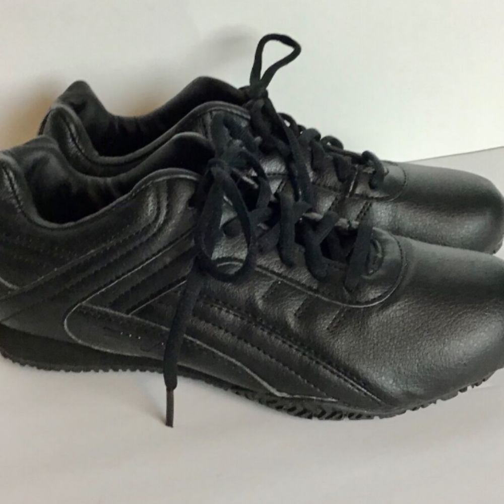 Fila Elleray memory foam no slip lightweight athletic/ work Shoes